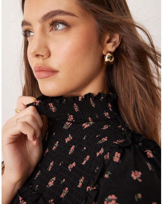 Glamorous Black – hochgeschlossenes mini-hängerkleid mit em blümchenmuster und rüschen