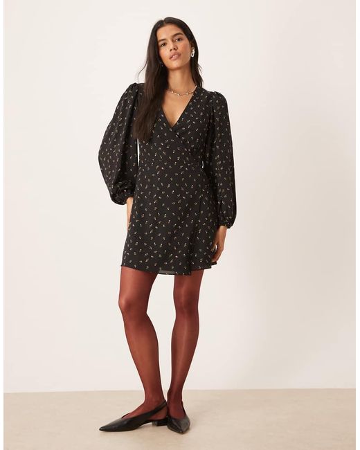 Vestido Corto De Estilo Años 70 Con Estampado Floral, Cuello De Pico Y Mangas Abullonadas De Glamorous de color Black