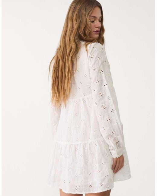 Stradivarius Mini-Jurk Met Borduursels in het White