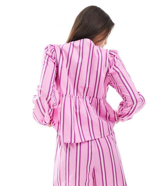 Blusa A Maniche Lunghe A Righe Rosa E Viola Con Laccio Sul Davanti di Pieces in Pink
