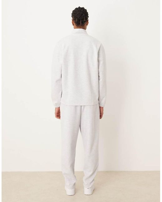 ASOS Ruimvallende Toelopende Joggingbroek Van Stof in het Natural voor heren