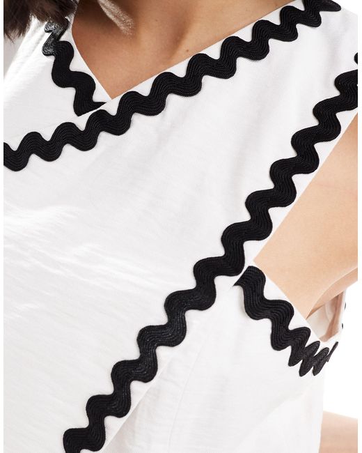 Top bianco a portafoglio con finiture a zig-zag nere di ASOS in White