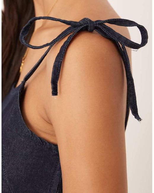 Vestido Vaquero Corto De Tirantes Con Bajo Plisado Y Acabado Enjuagado De -Azul ASOS de color Blue