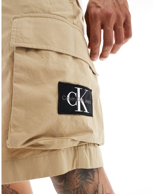 Pantaloncini cargo beige con etichetta di Calvin Klein in White da Uomo