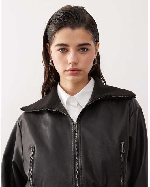 Lioness Cropped Bomberjack Met Leerlook En Elastische Zoom in het Black