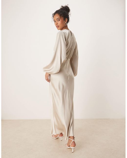 Robe mi-longue satinée à manches longues et col v avec détails froncés et liens sur le devant - beige clair Gina Tricot en coloris Natural