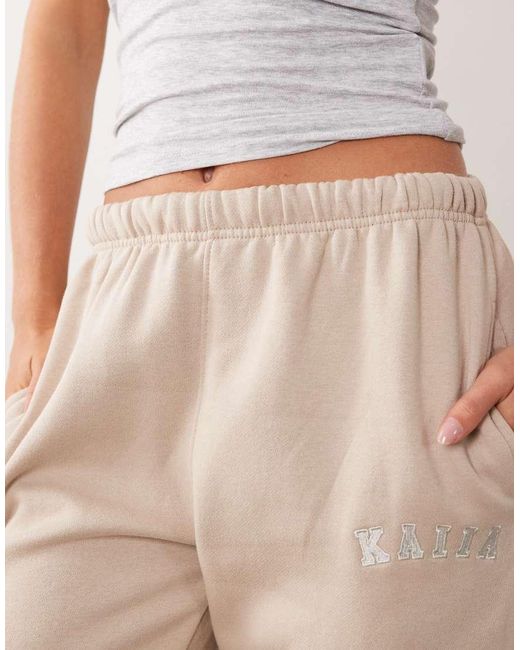 Kaiia Petite in het Gray