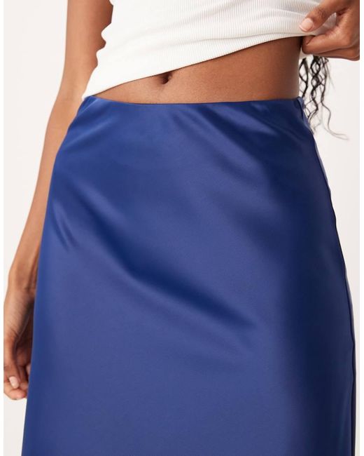 Falda Midi Azul Marino De Satén De Y.A.S de color Blue