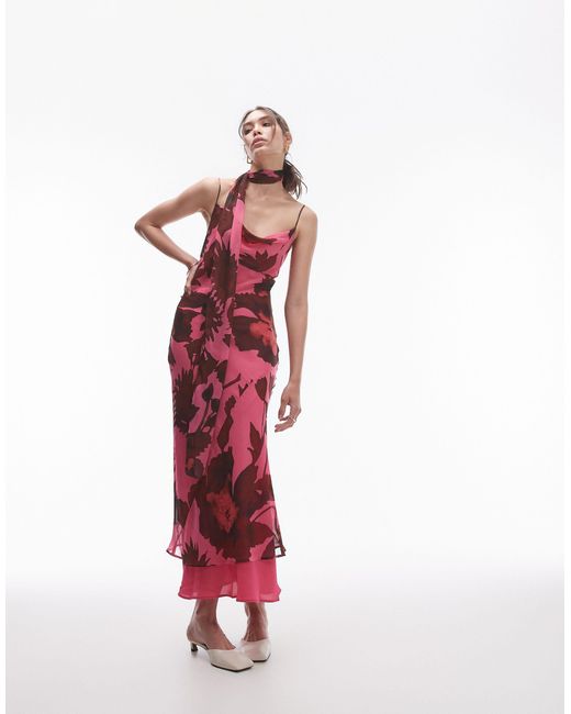 Robe nuisette mi-longue en mousseline à imprimé fleuri oversize et col bénitier avec détail écharpe TOPSHOP en coloris Red