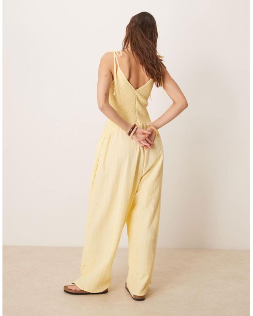 Combinaison froissée en polyester à taille basse et col v - jaune citron ASOS en coloris Natural