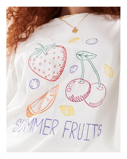 T-shirt boyfriend bianca con frutta ricamata e scritta "summer fruits" di ASOS in White