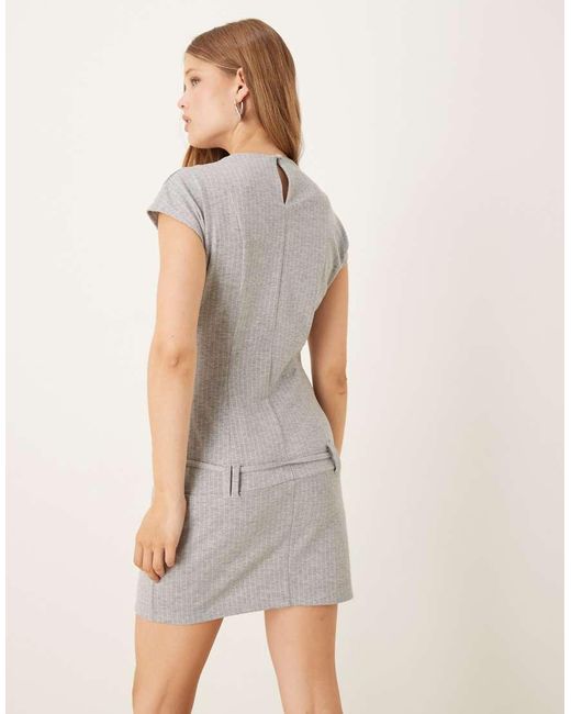 Vestido Corto Con Raya Diplomática, Mangas De Casquillo Y Cinturón De ASOS de color Gray