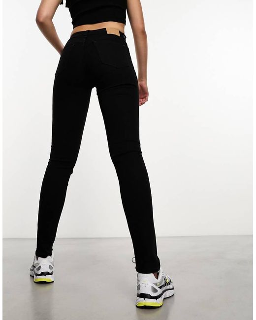 Vaqueros Negros De Corte Pitillo Y Talle Medio Spare De Weekday de color Black