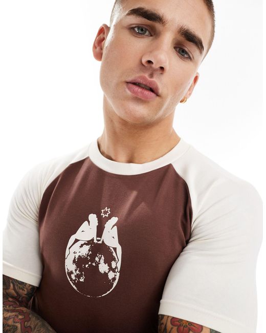 Camiseta corta ajustada con manga raglán y estampado en el pecho ASOS de hombre de color Brown