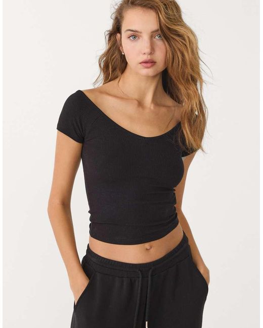 T-Shirt Nera A Coste Con Scollo A V di Stradivarius in Black