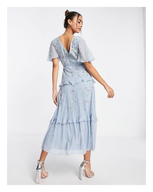 L'invitée - robe cache-cœur mi-longue ornementée à manches évasées et broderies - cendré ASOS en coloris Blue