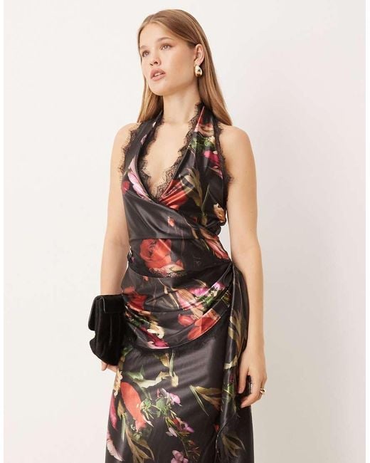 Vestido Largo Oscuro Drapeado De Satén Elástico Con Estampado Floral Y Detalle De Encaje De ASOS de color Natural