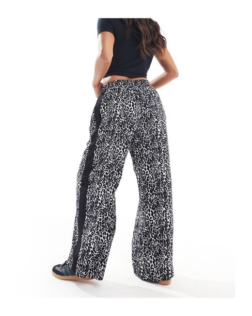 Petite - pantalon à enfiler avec empiècement contrastant et imprimé animal - noir et blanc ASOS en coloris Multicolor
