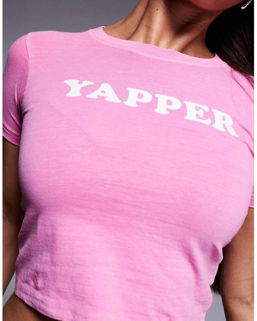 Exclusivité - - t-shirt effet rétréci en coton à imprimé yapper Kaiia en coloris Pink