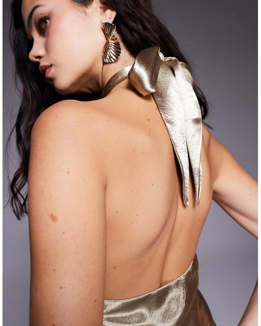 Robe dos nu longue en satin martelé avec ourlet en pointe et détail noué à l'avant Aria Cove en coloris Metallic