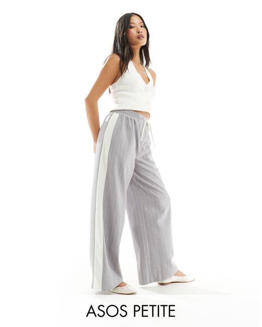 Petite - pantaloni grigi a righe con pannello a contrasto di ASOS in White