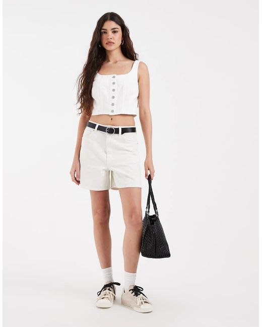 Audra di Levi's in White