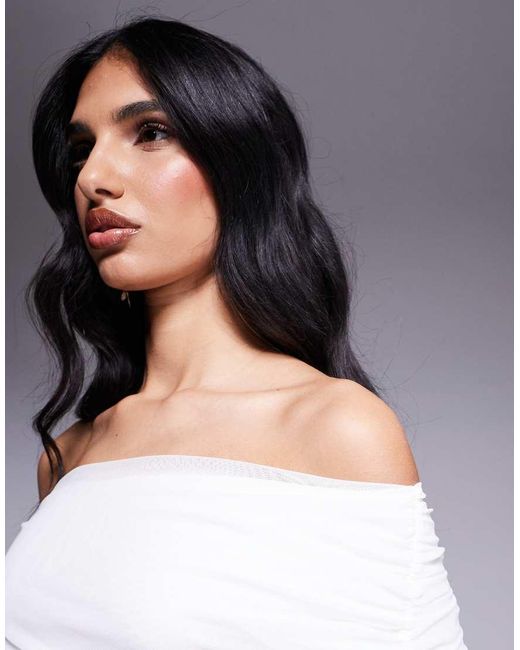 Vestido Corto Ceñido Con Diseño De Doble Capa, Escote Bardot Plegado Y Detalle Colgante En La Cintura Exclusivo De Kaiia de color White