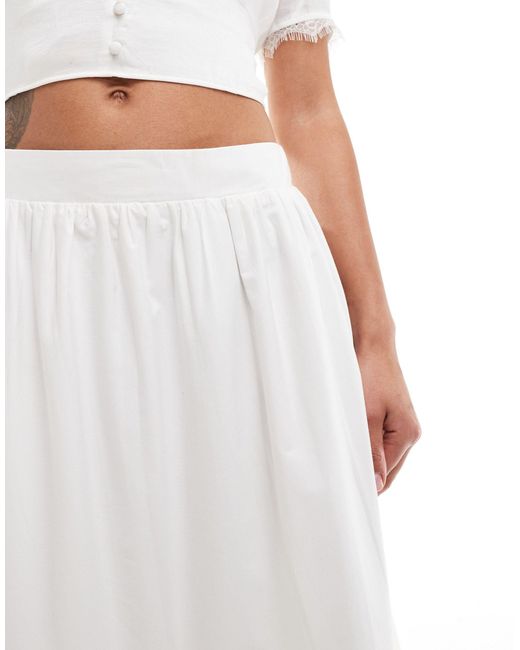 Falda larga blanca escalonada con diseño calado Abercrombie & Fitch de color White