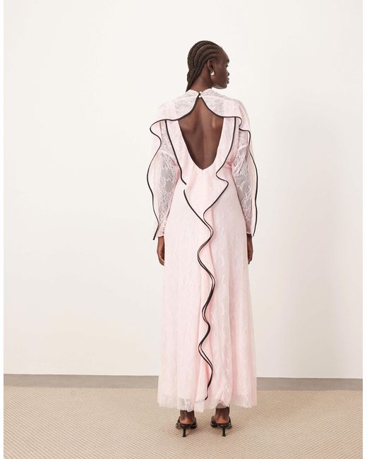 Robe longue en dentelle à dos volanté avec passepoils et manches longues ARRANGE en coloris Pink