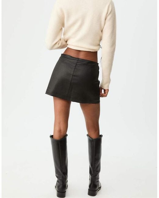 Minigonna Pantalone Cerata Nera di Stradivarius in Black