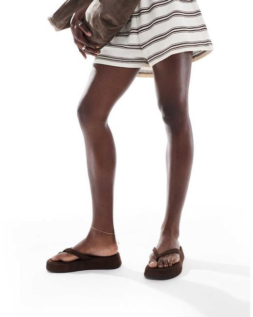 Sandali Flatform Scuro di Stradivarius in Brown