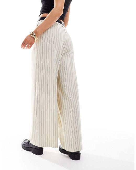 Petite - pantaloni sartoriali crema a righe con cintura di ASOS in White