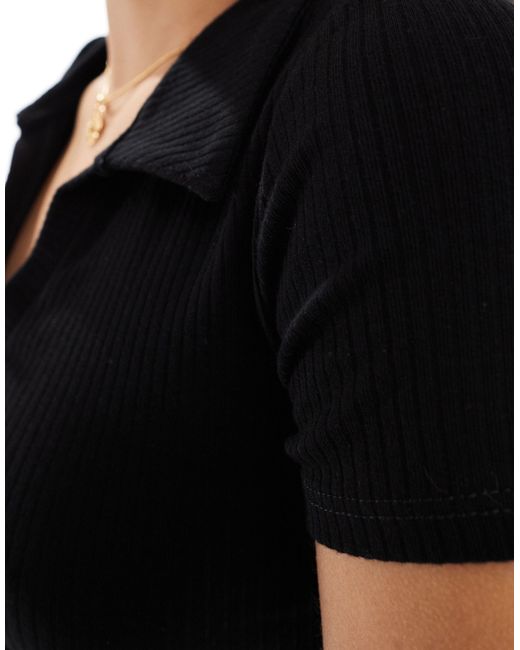 T-shirt stile polo a maniche corte nera di Miss Selfridge in Black