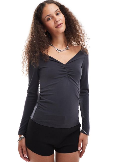 Top manches longues en jersey à col en v froncé Monki en coloris Black