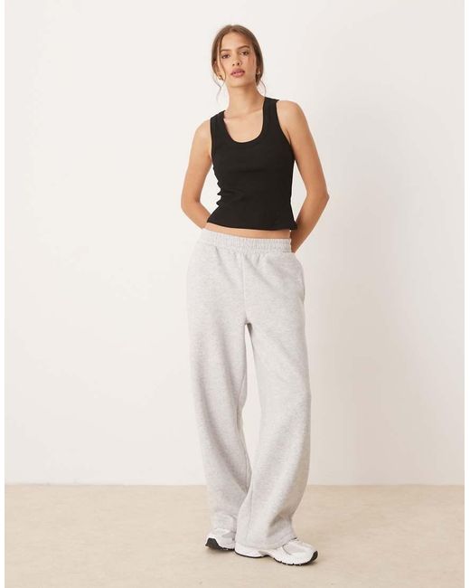 Top Sin Mangas Con Cuello Redondo De Canalé De ASOS de color Black