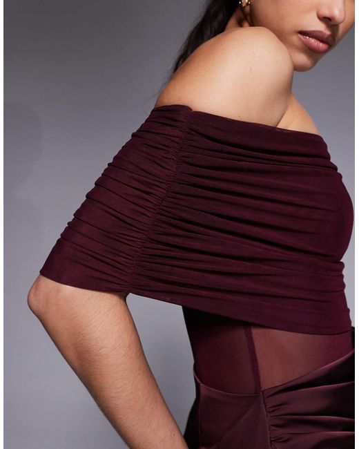 Robe longue encolure bardot et ourlet sirène en satin à détail drapé et empiècement transparent - prune Aria Cove en coloris Purple