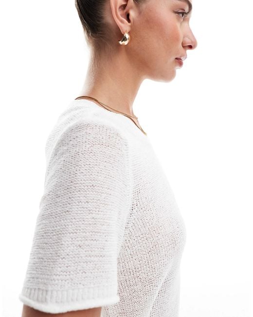 ONLY White – leichtes t-shirt aus offenmaschigem strick