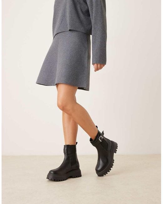 Botines Chelsea Negros Con Suela Gruesa Y Hebilla De Poliuretano Granulado Astrid De ASOS de color Black