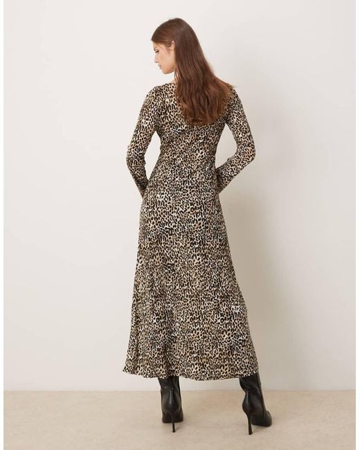 Vestito Midi Plissé Con Maniche Lunghe E Scollo A V Con Stampa Leopardata di Mango in Natural