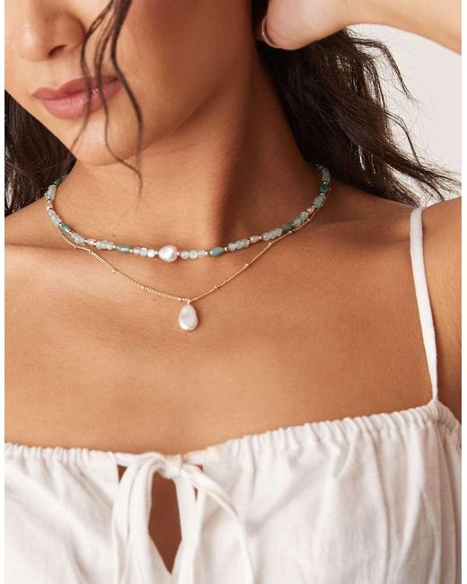 Collana Multifilo Con Perline E Pendenti Con Perle Sintetiche E Dorata di ASOS in Brown