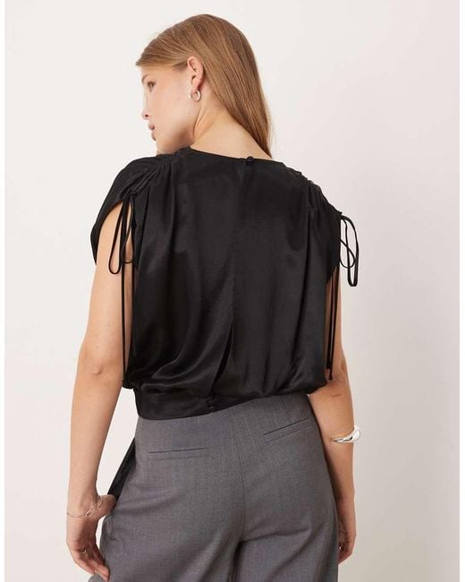 ASOS Gedrapeerde Top Met Gerimpelde Schouder in het Black