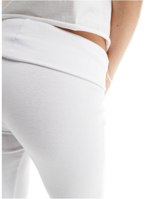 Pantaloni a zampa bianchi con fascia di Bershka in White