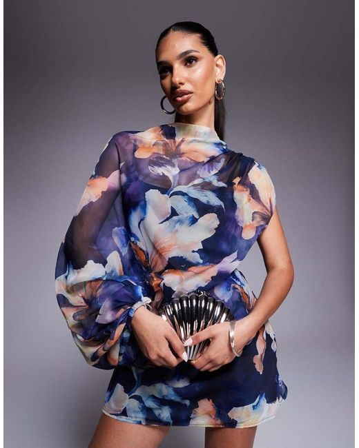 Vestido Corto De Cuello Alto Con Diseño Drapeado Asimétrico, Abertura Y Estampado De ASOS de color Blue