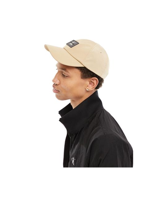 Gorra color piedra con parche del logo Calvin Klein de hombre de color White