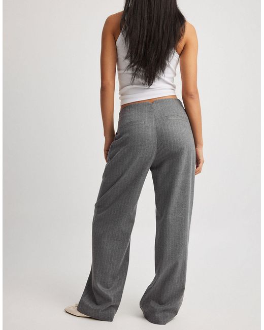 Pantalon d'ensemble ajusté coupe droite à rayures NA-KD en coloris Gray