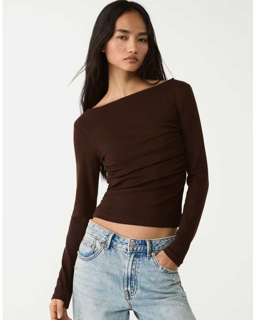 Maglietta A Maniche Lunghe Con Arricciatura di Stradivarius in Brown