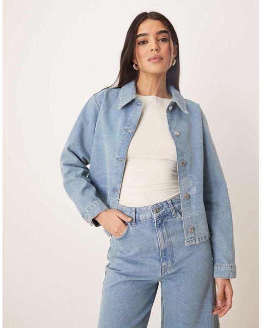 Camisa Vaquera Con Diseño De Flores Silvestres A Láser De ASOS de color Blue