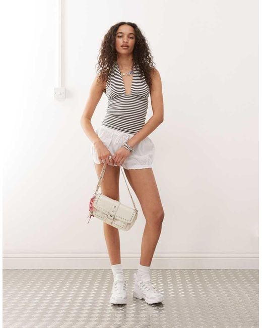 Top Allacciato Al Collo A Righe Sporco E Talpa Con Scollo Profondo di Weekday in White