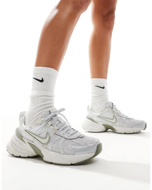 Nike White – v2k run – unisex-sneaker