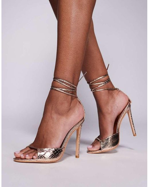 Sandalias Doradas De Tacón Con Diseño Anudado A La Pierna Kalisto De Public Desire de color Brown